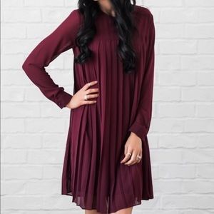 Rachel Parcell maroon long sleeve slightly pleated dress